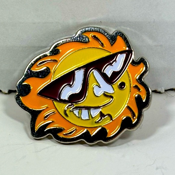 💕2/$20💕 Retro Smiling Sun Sunglasses Pin - Picture 2 of 5